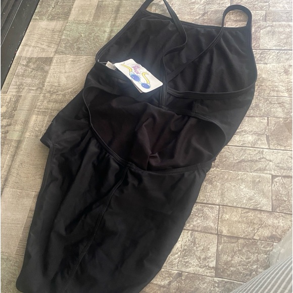 Sporti
Solid Thin Strap One Piece Swimsuit - Picture 6 of 12